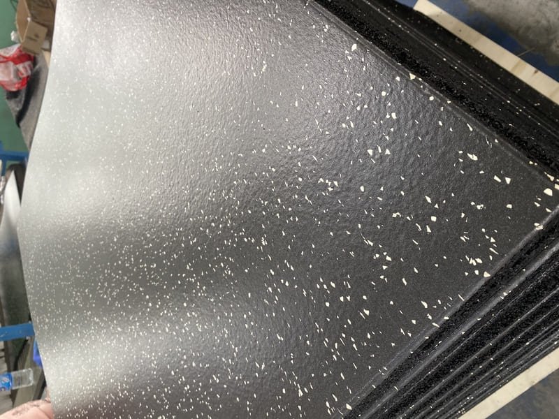 Um vendedor e um cliente a analisar uma ficha técnica de um pavimento, não uma brochura brilhante